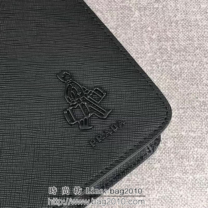PRADA普拉達 專櫃最新同色標誌 新款 頂級原單十字紋牛皮 男士手包 2VF056 DD1530